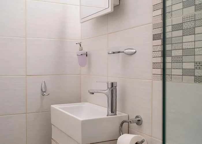 Stefanias * Neos Marmaras